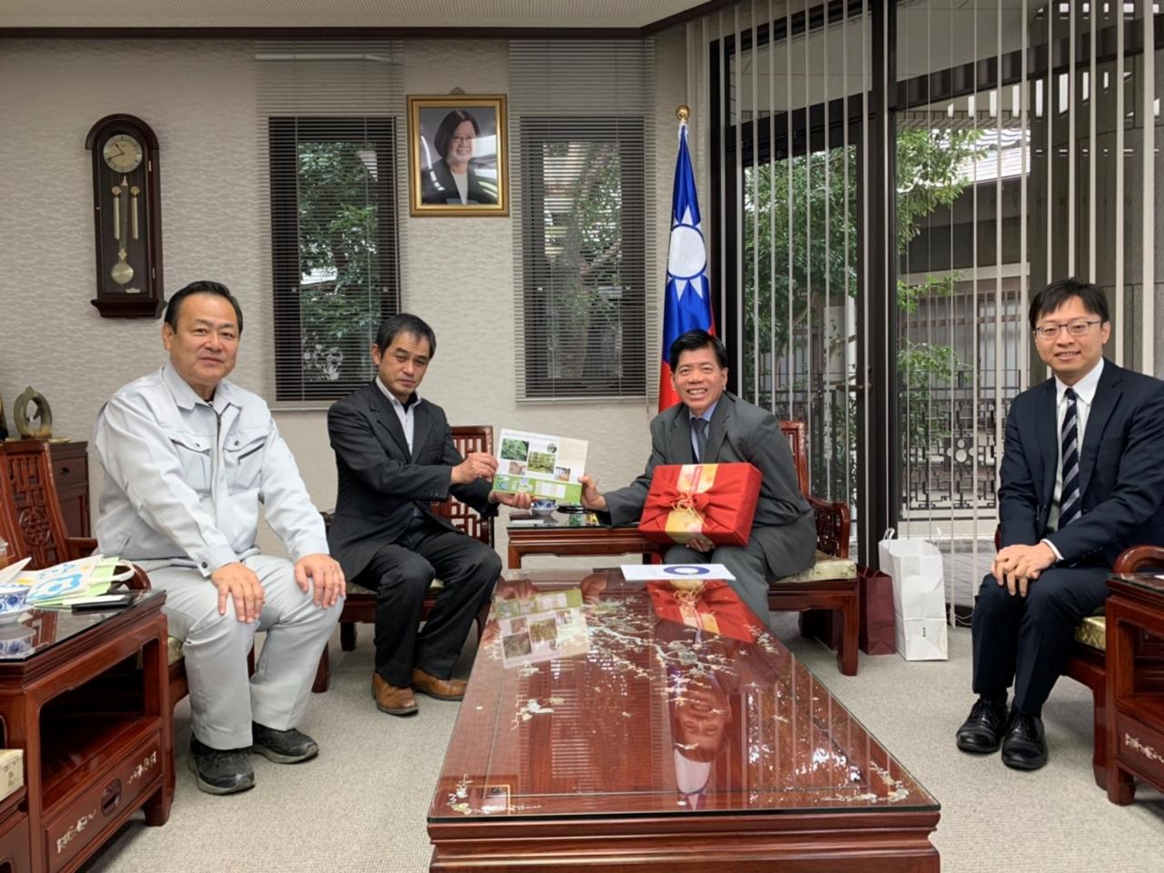 株式会社福岡植木小柳博隆専務取締役（左二）