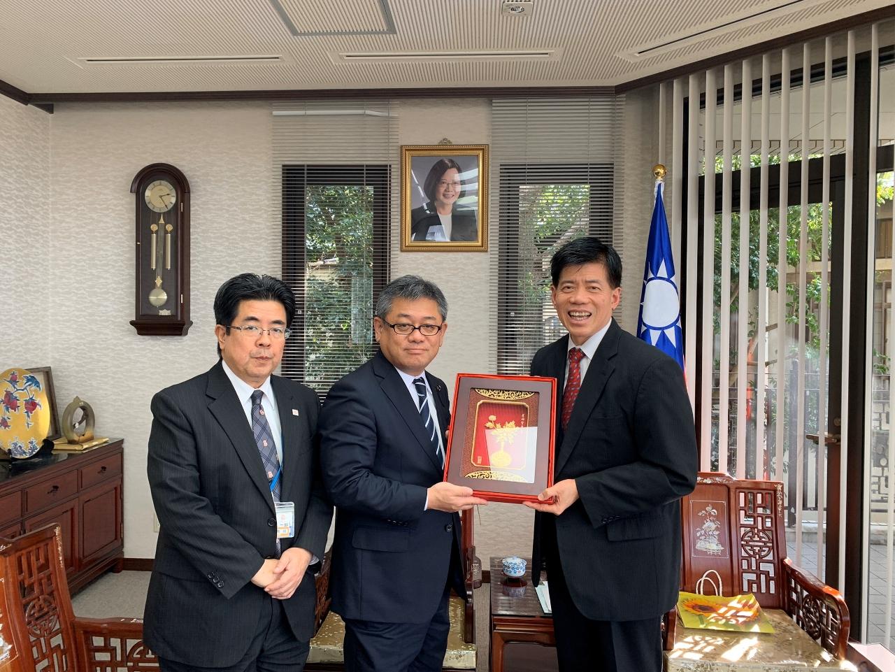 大分県議会議長麻生栄作（中）