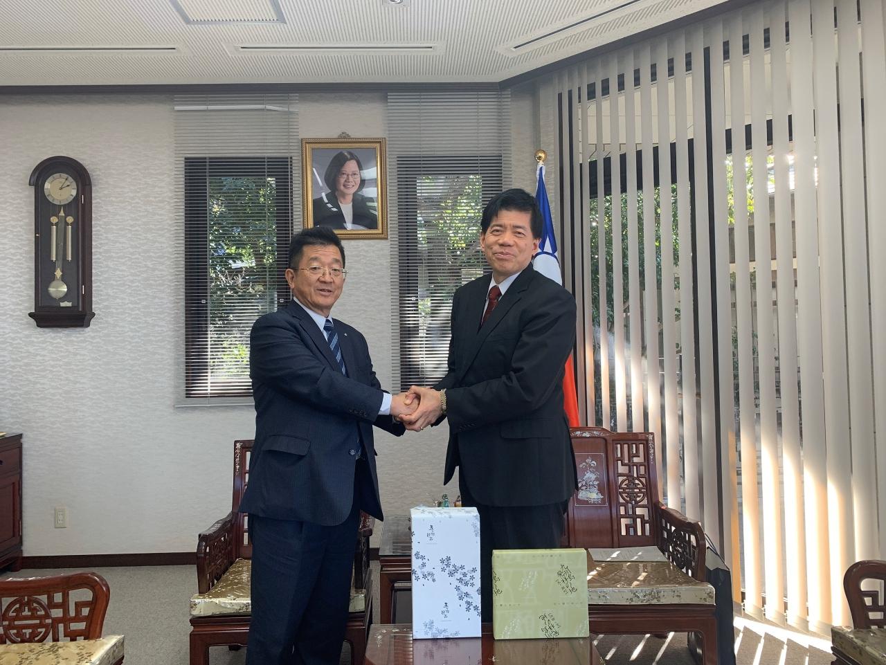 五ヶ瀬町原田俊平町長（左）