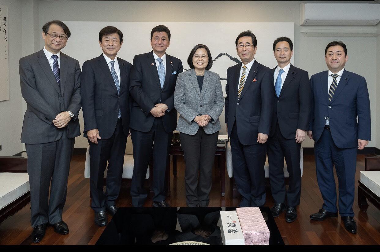 衆議院議員岸信夫（左三）、山口県議会議員島田教明（右三）