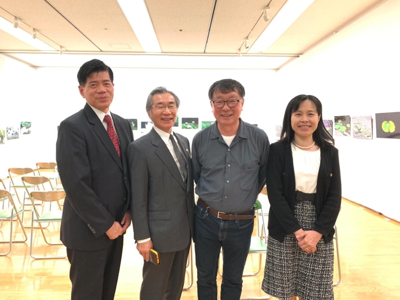 「台日三人写真展」張文燦氏(右二)