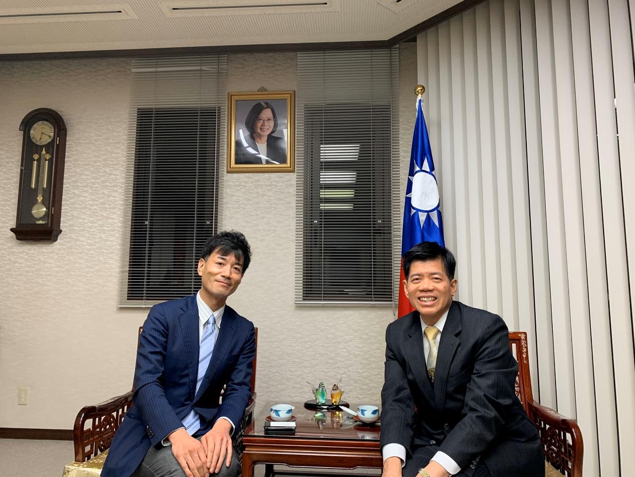 ダータ･マックス株式会社茅野雅弘記者（左）