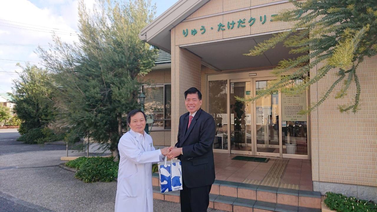 がりゅう･たけだクリニック武田韻諭院長(左)