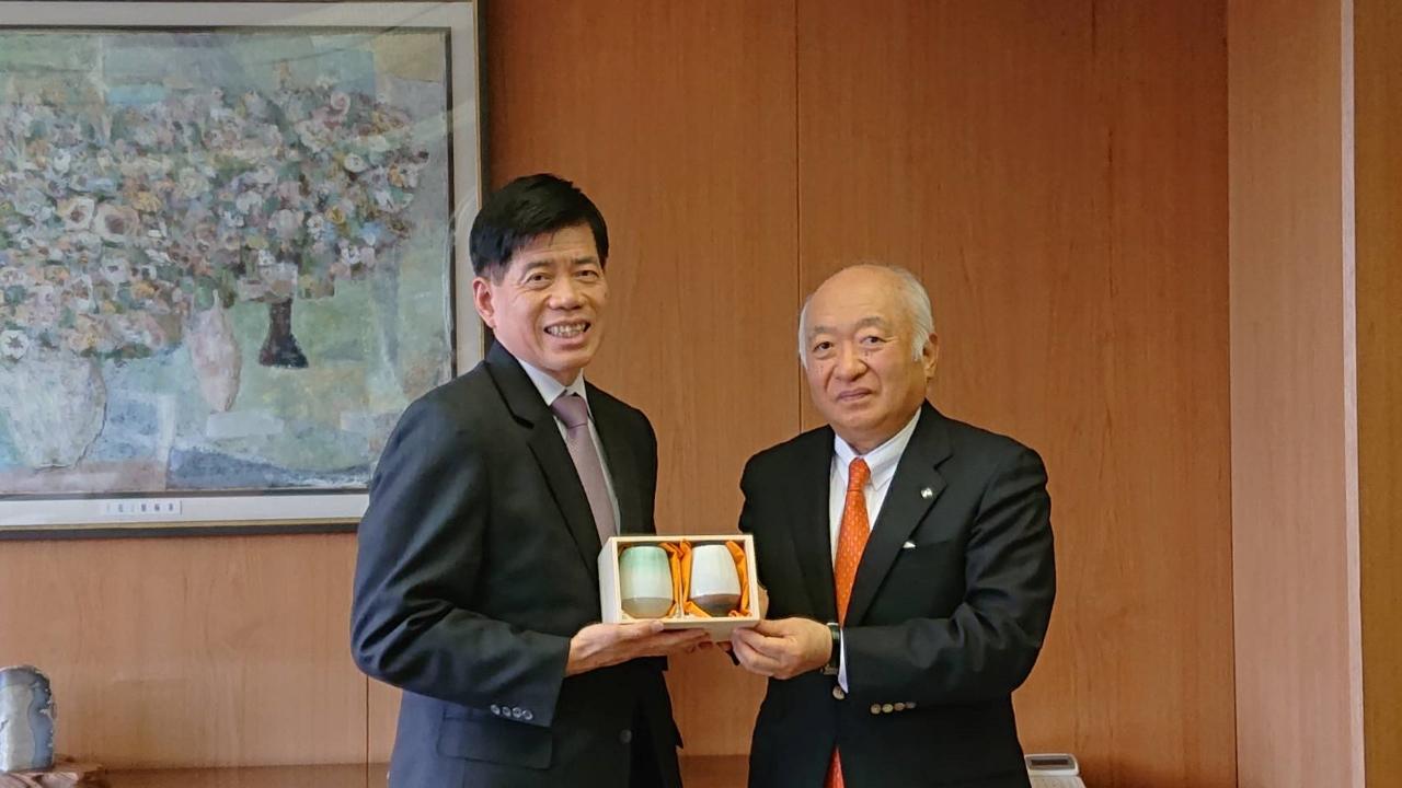 山口県議会柳居俊学議長（右）