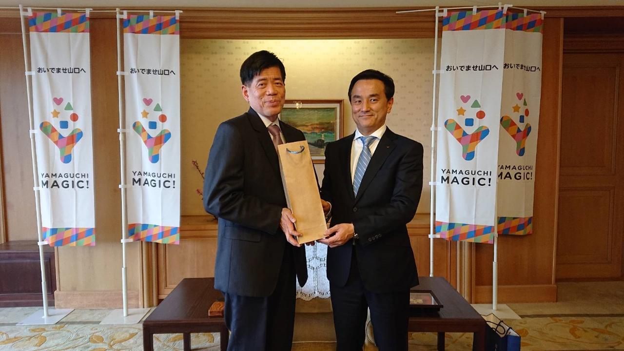 山口県村岡嗣政知事（右）