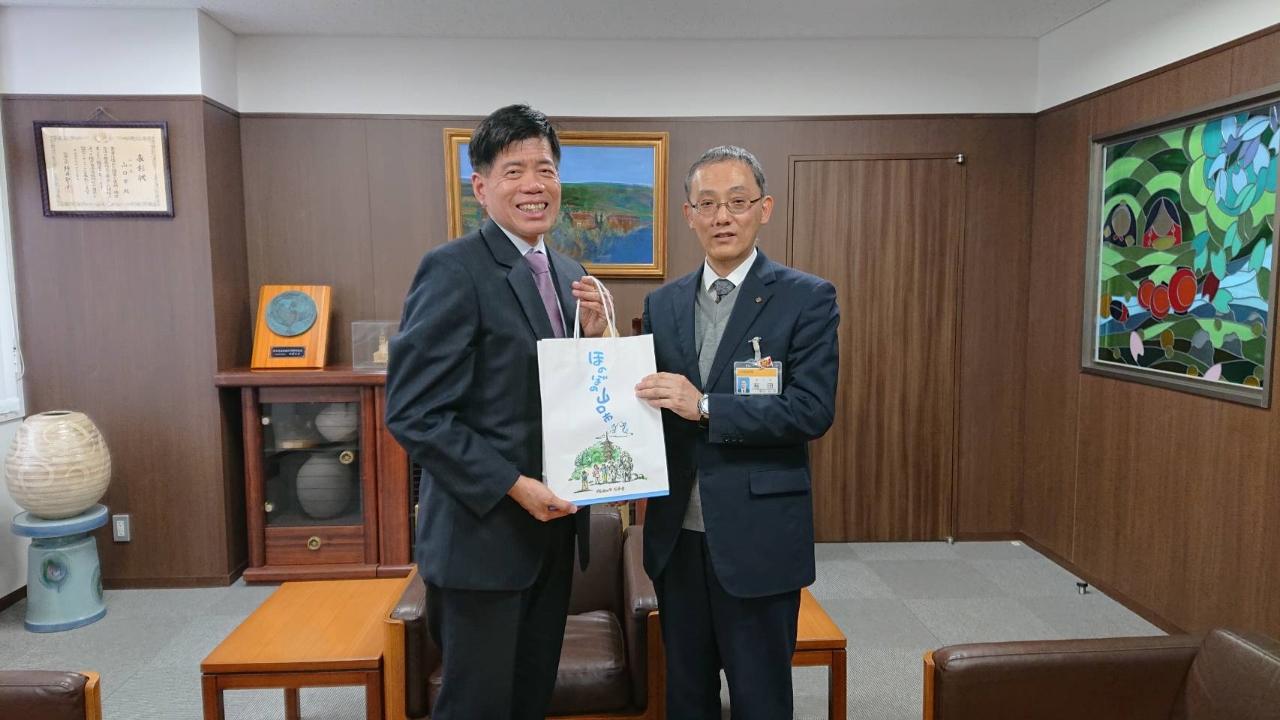 山口市交流創造部有田剛部長（右）