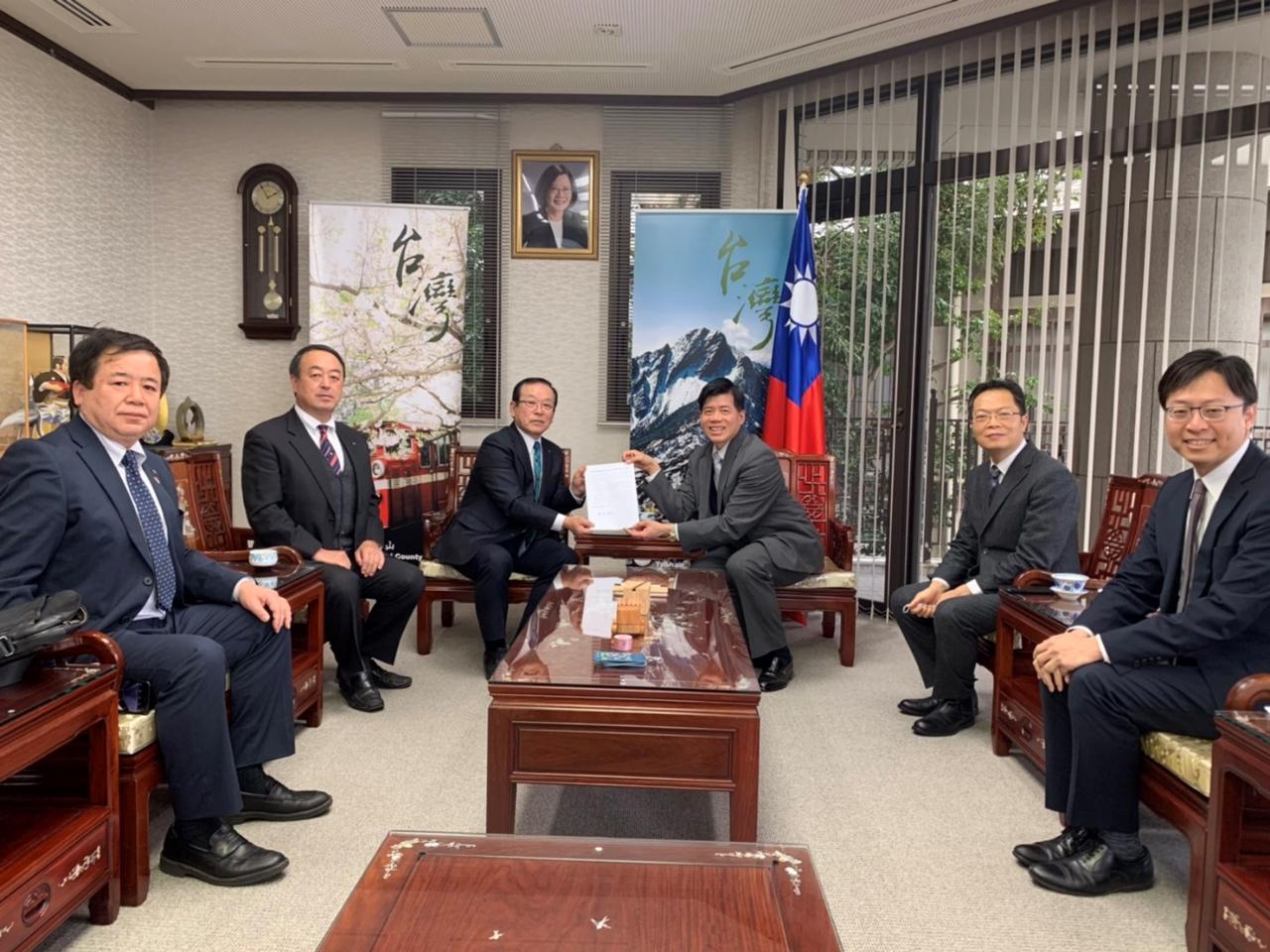 延岡日台友好親善協会塚元博文会長（左三）