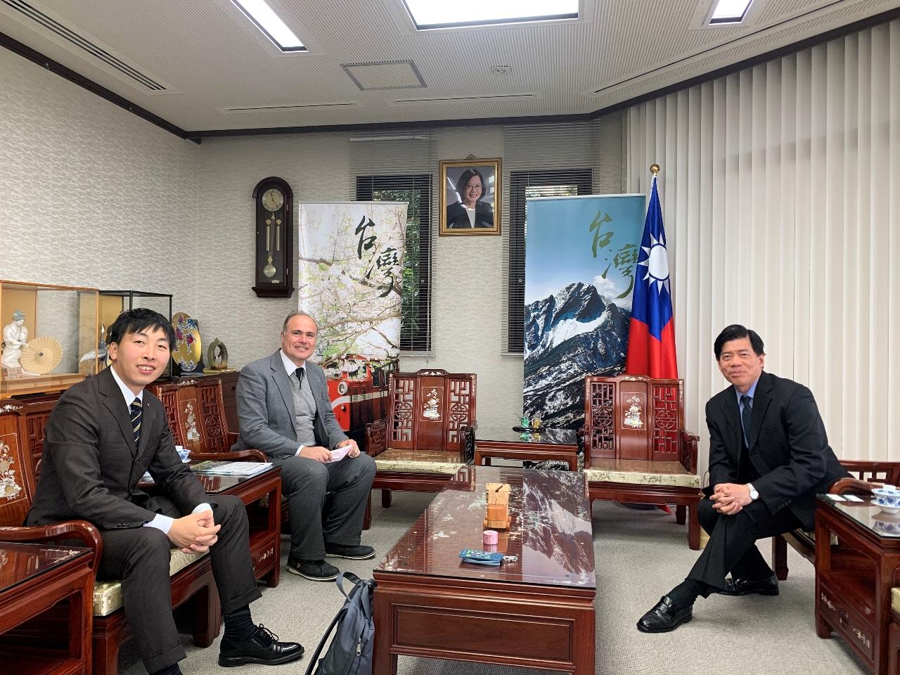 GLOBAL ARENA国際部マネージャーSTEFAN GETOV（左二）