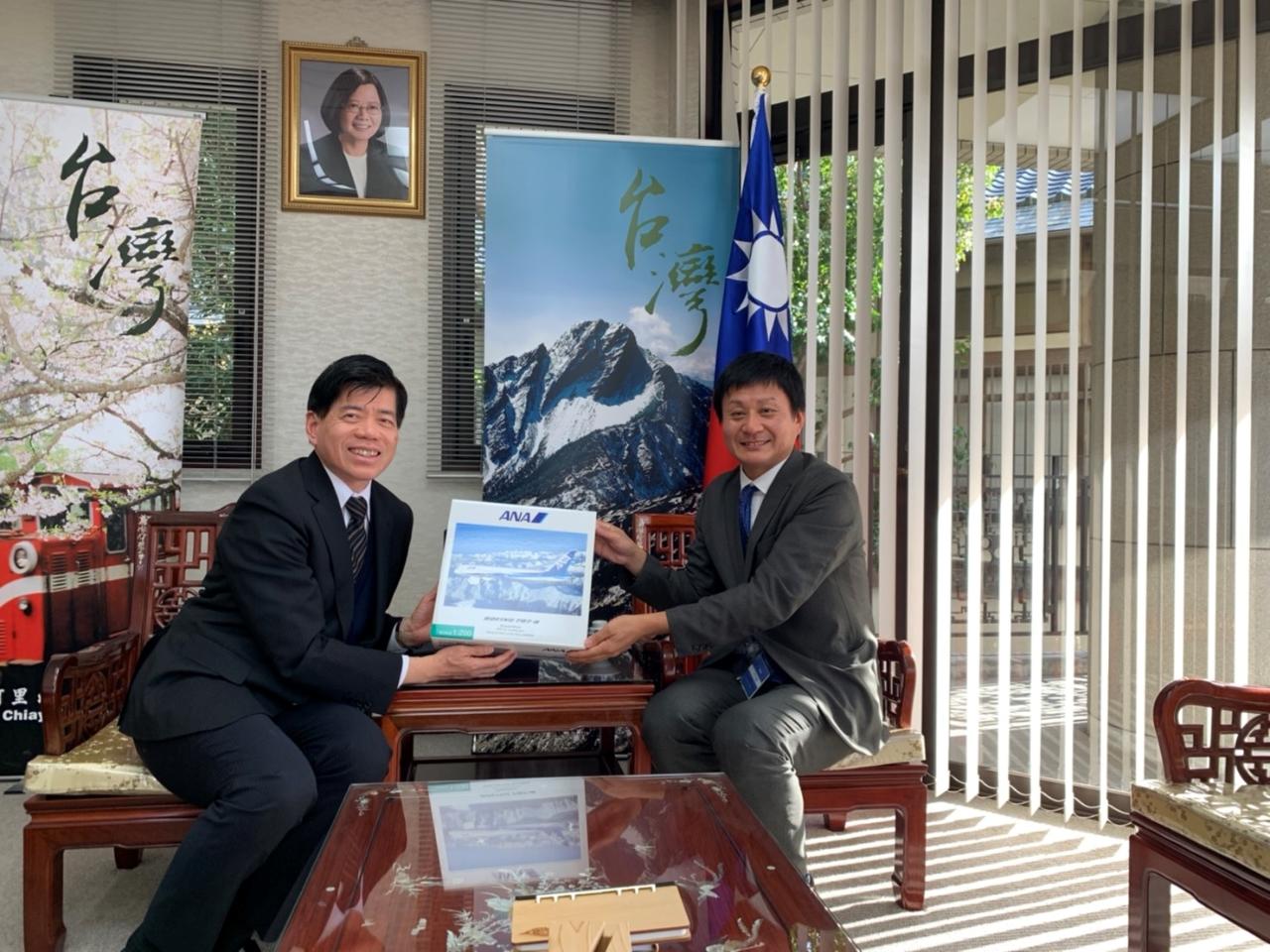 ANA福岡支店鳥羽雅人マネージャー（右）