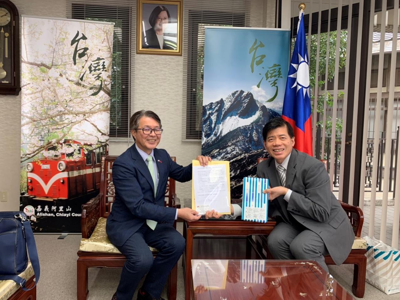 日華(台)親善友好慰霊訪問団田口俊哉団長代行（左）