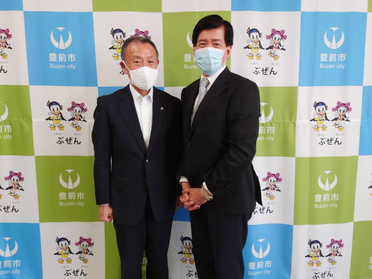 豊前市後藤元秀市長（左）