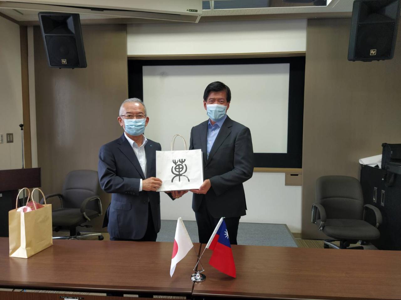 6月17日、九州経済連合会長尾成美專務理事、平井彰常務理事、総務広報部矢野佳秀部長、国際部竹下啟二參事、国際部安藤博昭部長等一行5人が陳総領事を表敬訪問。