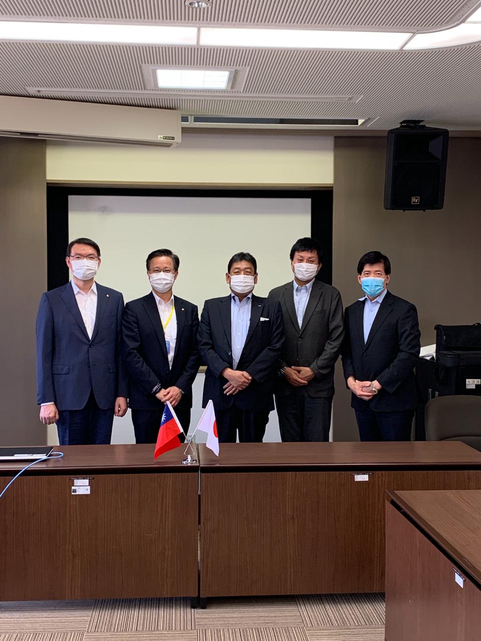 6月16日、ANA九州支社小林裕明副支店長、販売事業本部第二販売課鳥羽雅之マネジャー、チャイナエアライン福岡支店葉進福支店長、エバー航空福岡支店吳崇奇支店長等一行4人が陳総領事を表敬訪問。

ANA九州支社小林裕明副支店長(右三)、販売事業本部第二販売課鳥羽雅之マネジャー(右二)、チャイナエアライン福岡支店葉進福支店長(左一)、エバー航空福岡支店吳崇奇支店長(左二)