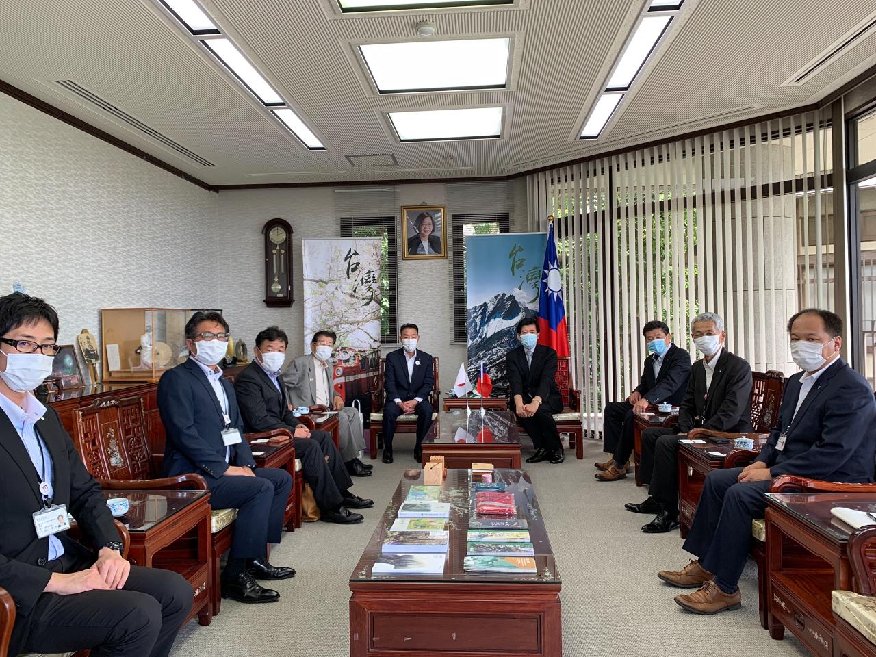 6月12日、山口県美祢市篠田洋司市長、美祢市議会竹岡昌治議長、村田弘司議員等一行9人が陳総領事を表敬訪問。