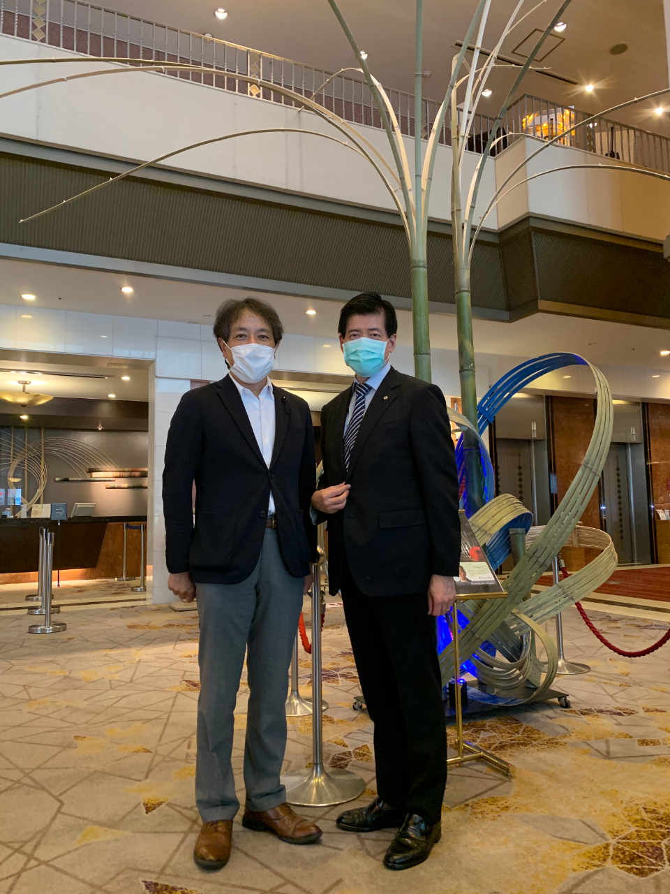 8月25日、陳総領事が「福岡博多東ライオンズクラブ例会」に出席、その後、福岡県議会議員守谷正人と写真。