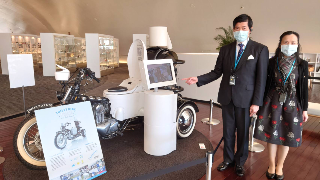 1月20日、陳総領事夫婦とTOTO博物館館長中野寬政、本部長沙川浩がTOTO本社取締役常務執行役員田口智之を表敬訪問。