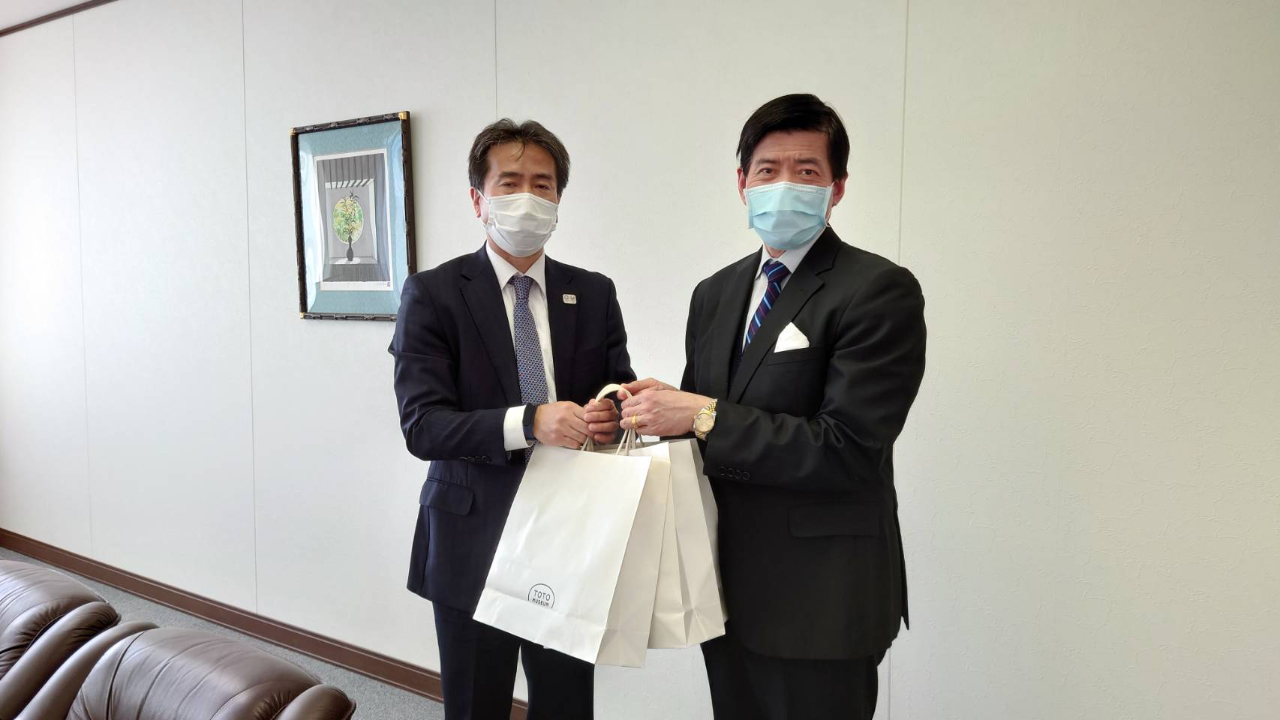 1月20日、陳総領事夫婦とTOTO博物館館長中野寬政、本部長沙川浩がTOTO本社取締役常務執行役員田口智之を表敬訪問。