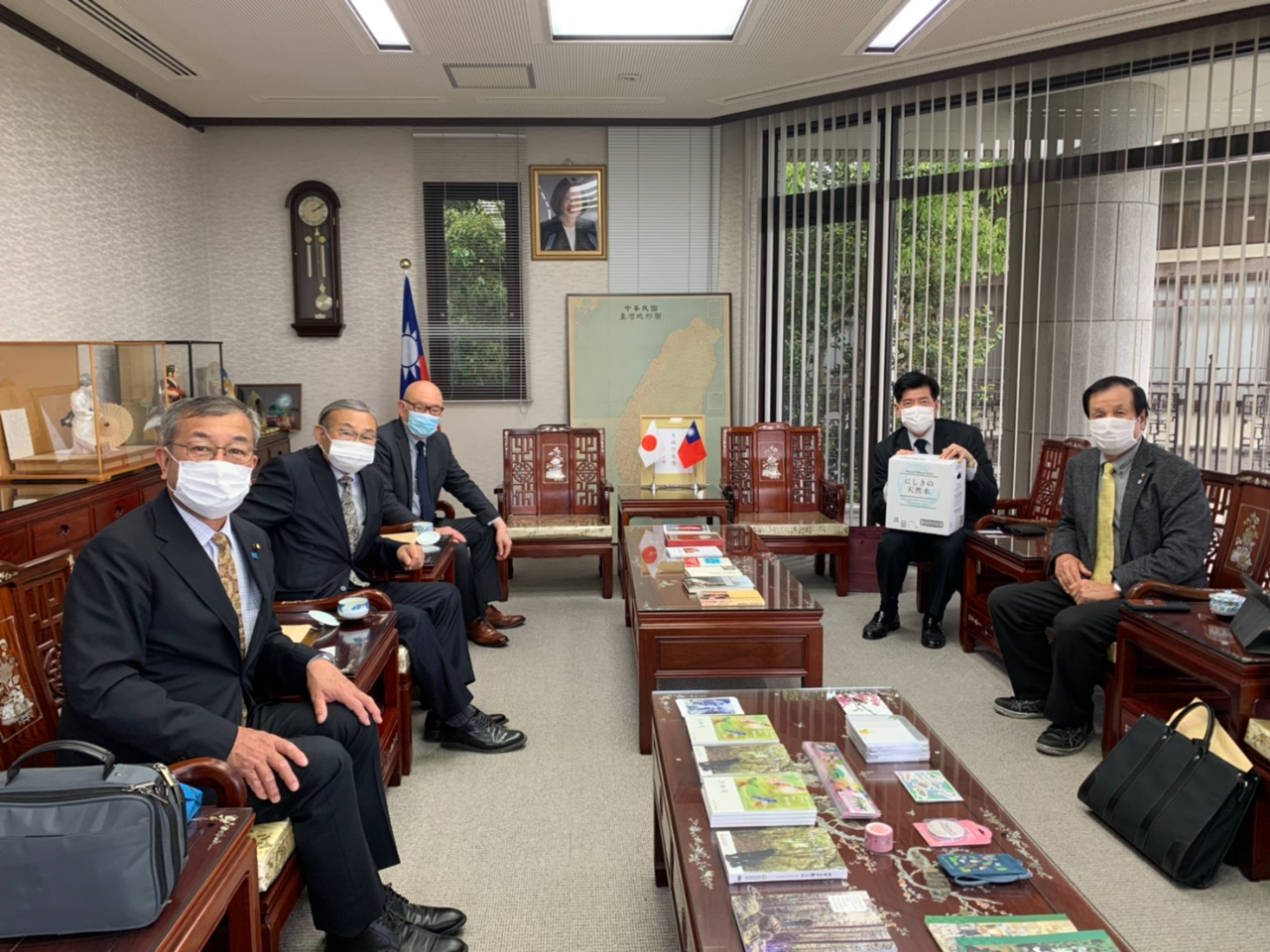 山口県日台親善協会中治宣光会長（左三）、岩国市議会細見正行議員（左一）、前山口県議会山口卓男議員（左二）、フジ美術印刷株式会社藤本正雄代表取締役（右一）