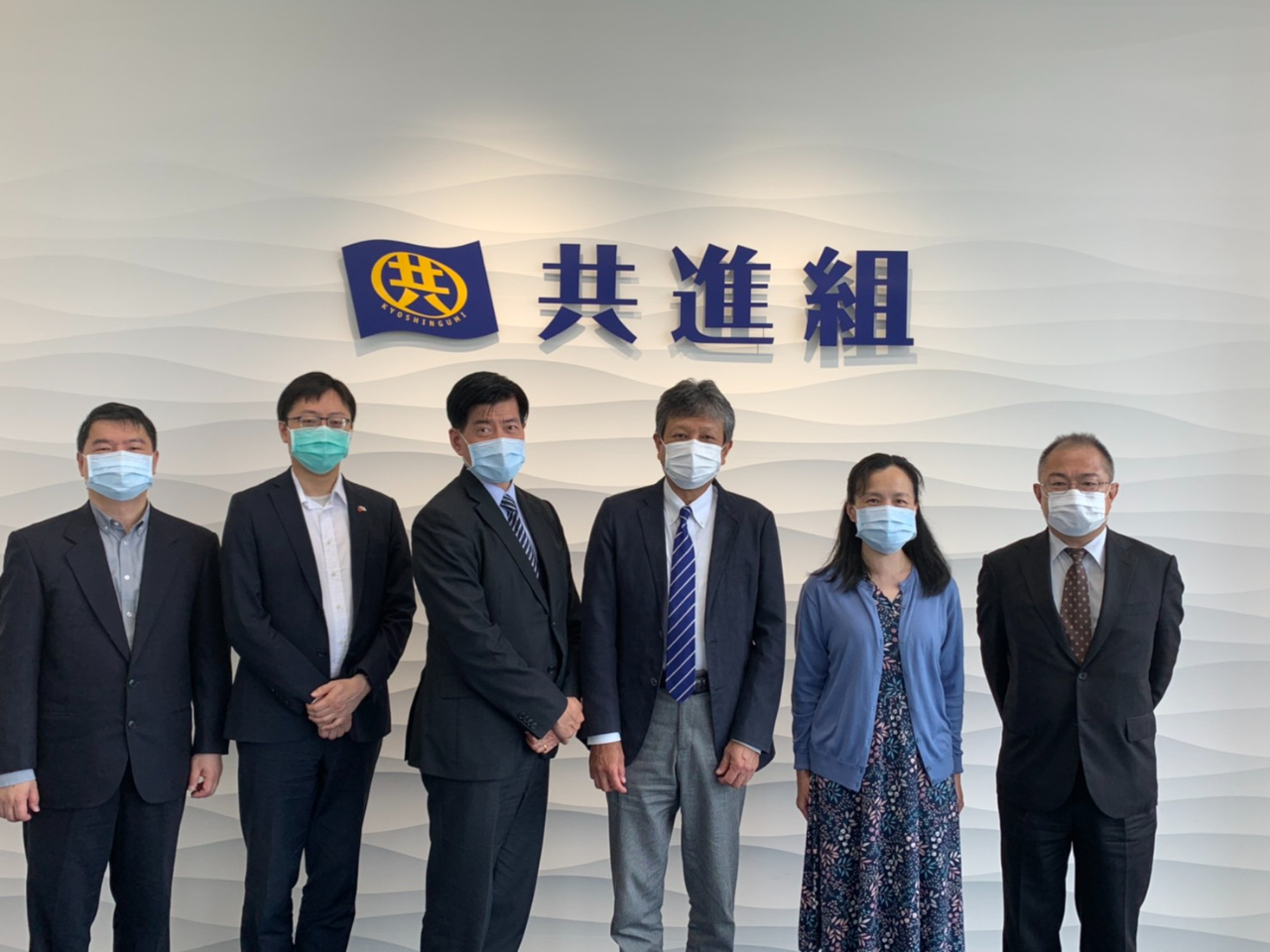 陳総領事夫婦（左三と右二）、教育部王秘書（左一）、渉外李秘書（左二）等一行が株式会社共進組竹之內日出晴代表取締役社長（右三）を表敬訪問