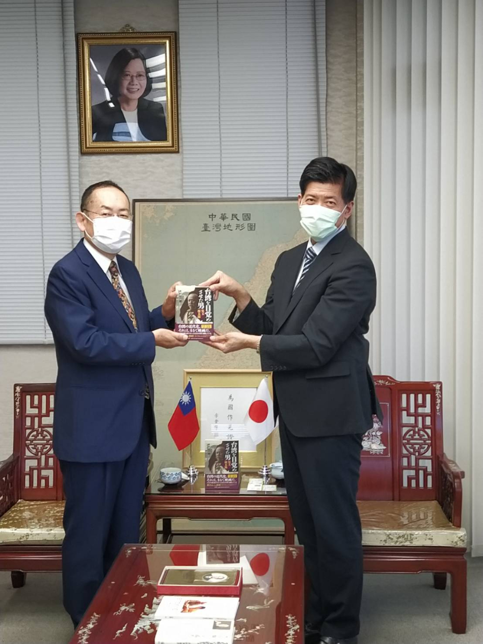 周南市前市長木村健一郎様（左）