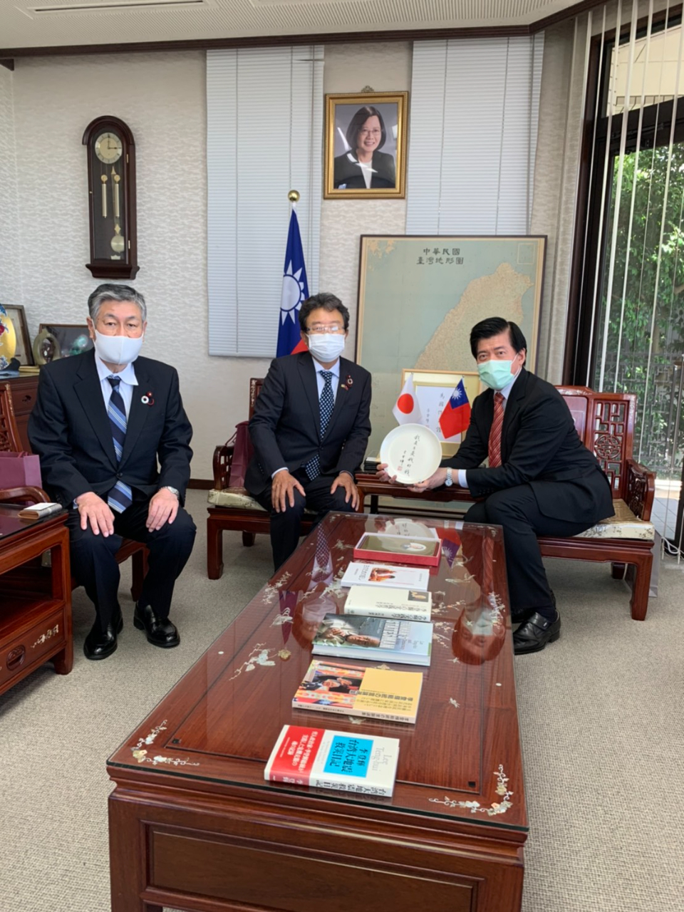 福岡市議会伊藤嘉人議長（中）、山口剛司副議長（左）