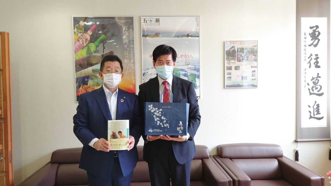 8月21日、陳総領事夫婦が宮崎県五ケ瀬町原田俊平町長を表敬訪問。