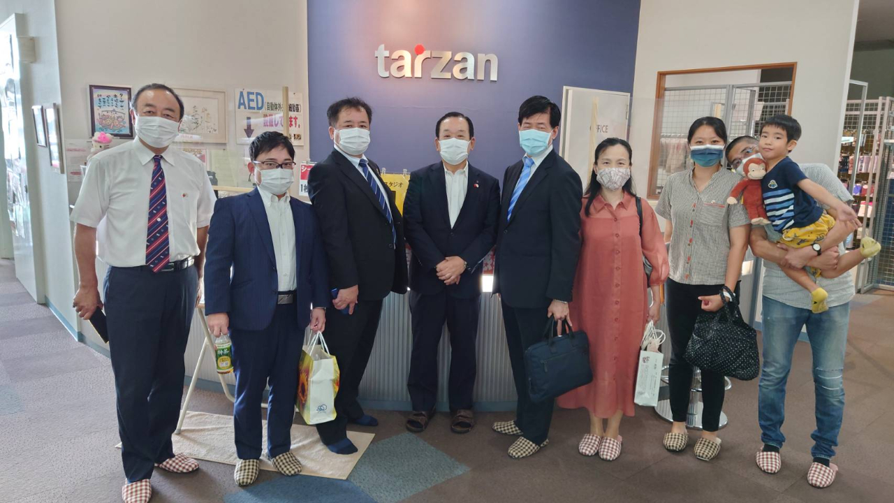 8月23日、陳総領事夫婦が宮崎県「延岡日華親善協会」塚元博文会長を表敬訪問。