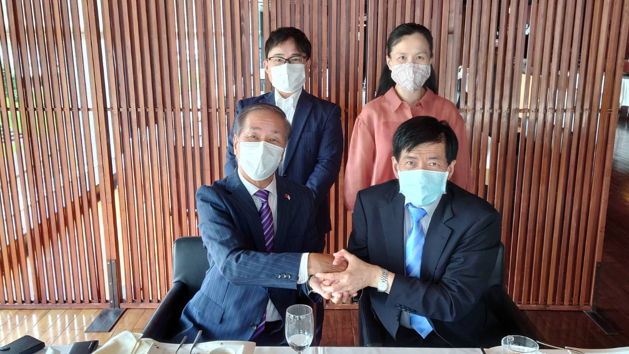 8月23日、陳総領事夫婦が宮崎県「日華親善協会」須本能文会長を表敬訪問。