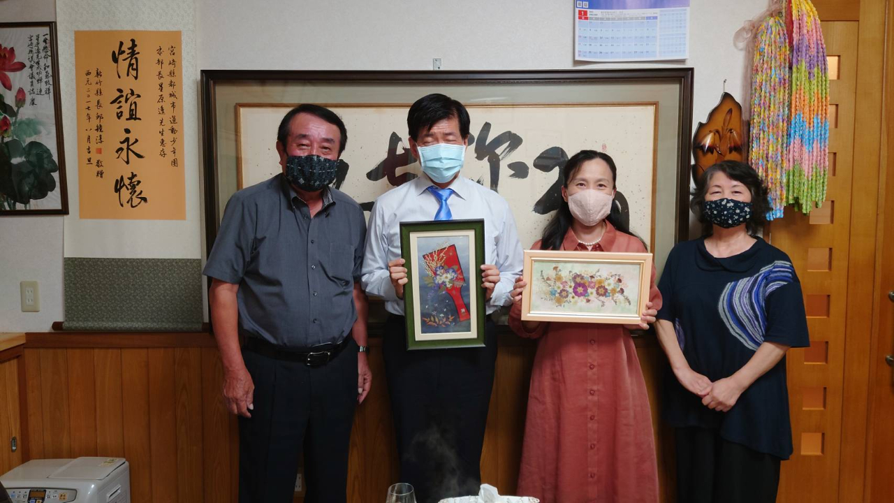 8月23日、陳総領事夫婦が宮崎県議会「友台議連」星原透会長夫婦を表敬訪問。
