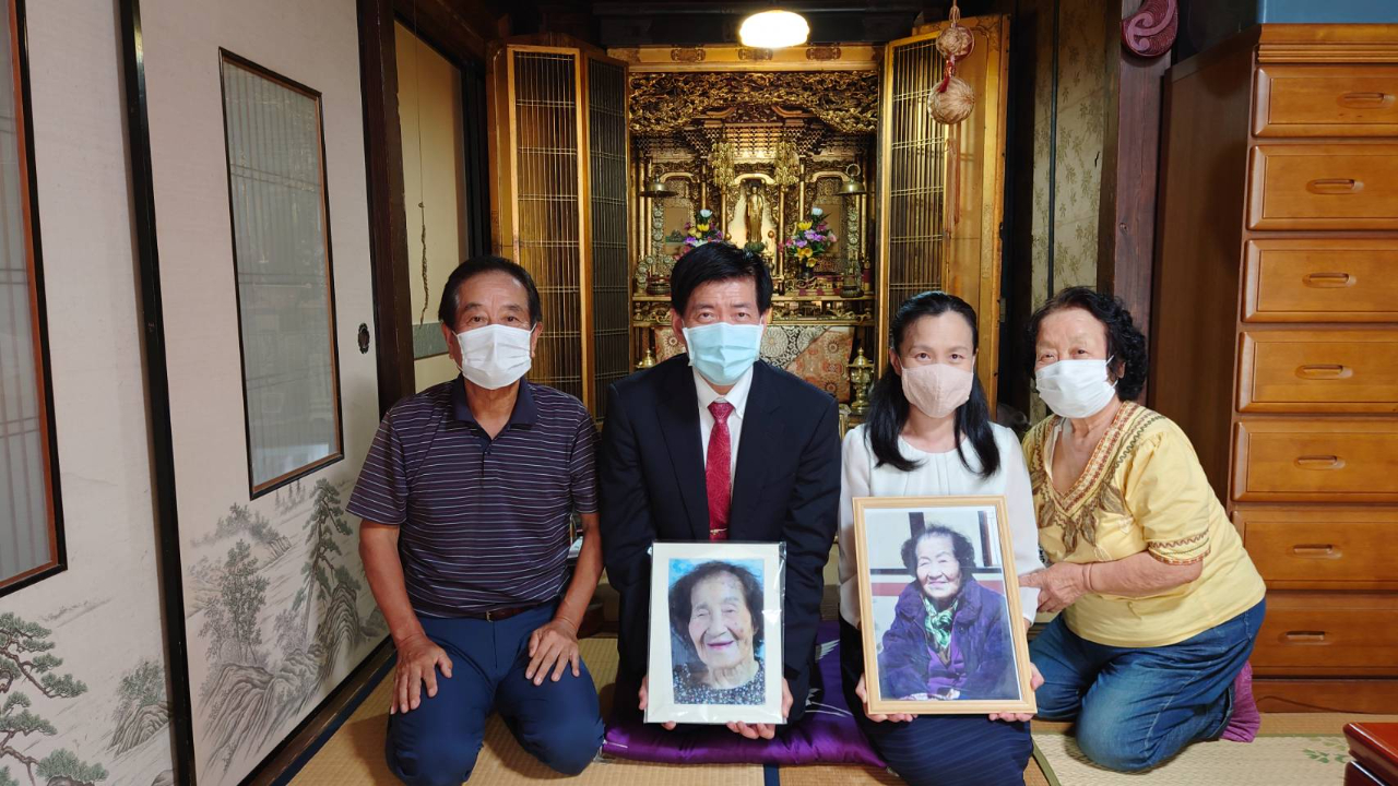 8月23日、陳総領事夫婦が111歳で亡くなられた高木波恵氏の娘の高木惠子様、息子の高木保明様を表敬訪問。