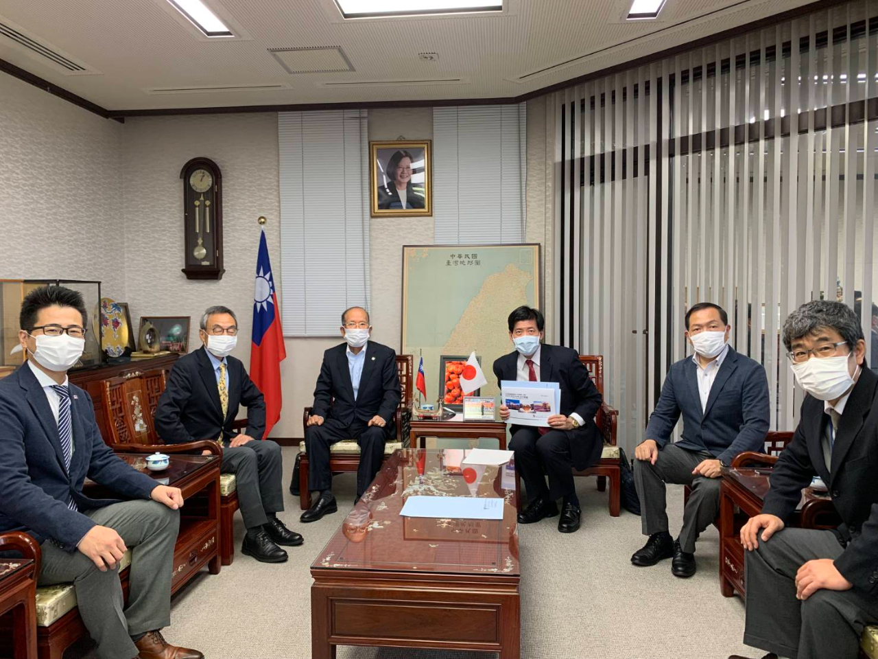 8月17日、株式会社テクノスマイル馬見塚讓社長、TSC事業管理部織田雅人部長、総務部人事課PVB課鈴木公嗣様、外国人技能実習生受入機関Jプロネット協同組合阿部健哉理事長等一行4人が陳総領事を表敬訪問。