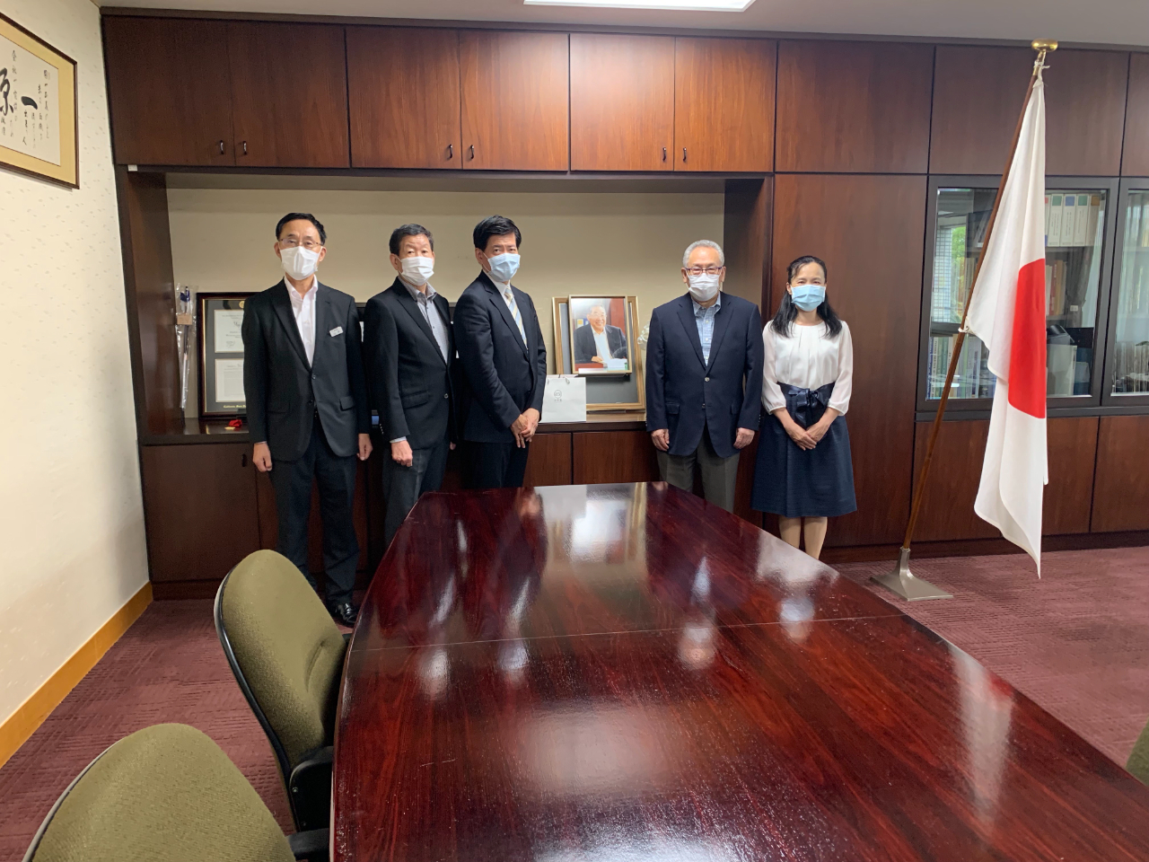 8月24日、陳総領事夫婦が福岡工業大学大谷忠彦理事長（右ニ）を表敬訪問。