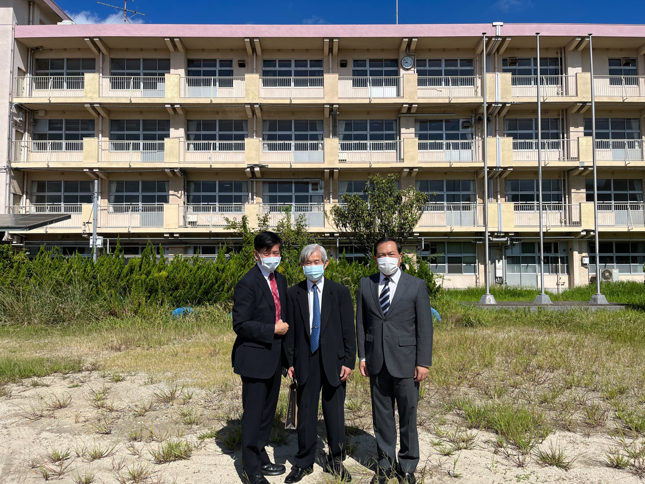 博多学園」廣崎靖邦顧問（中）、「橫濱中華学院」理事会馮彥國秘書長（右）