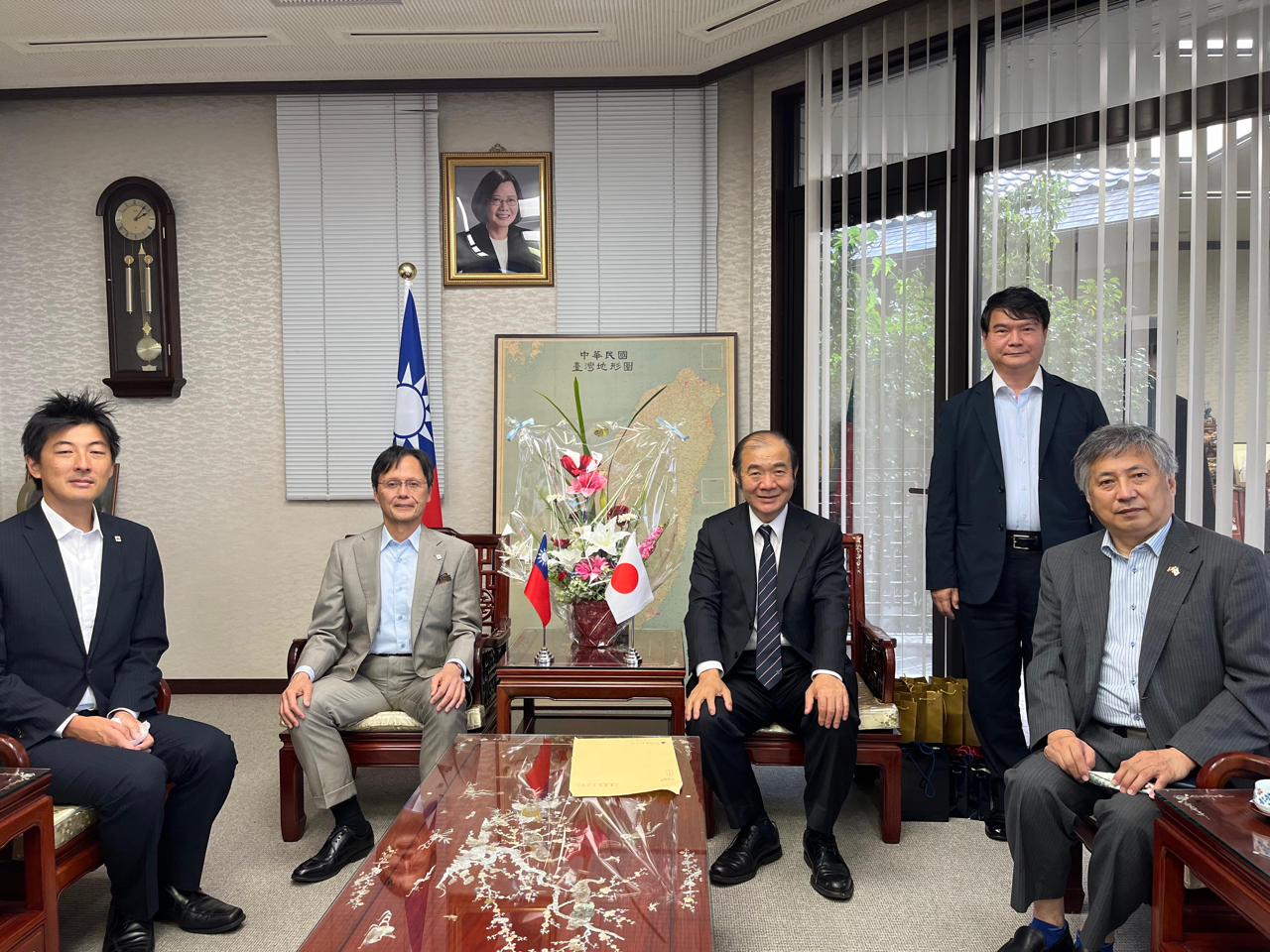 9月15日、九州歯科大学西原達次理事長兼校長等一行が陳銘俊総領事を表敬訪問 Fukuoka Branch, Taipei Economic