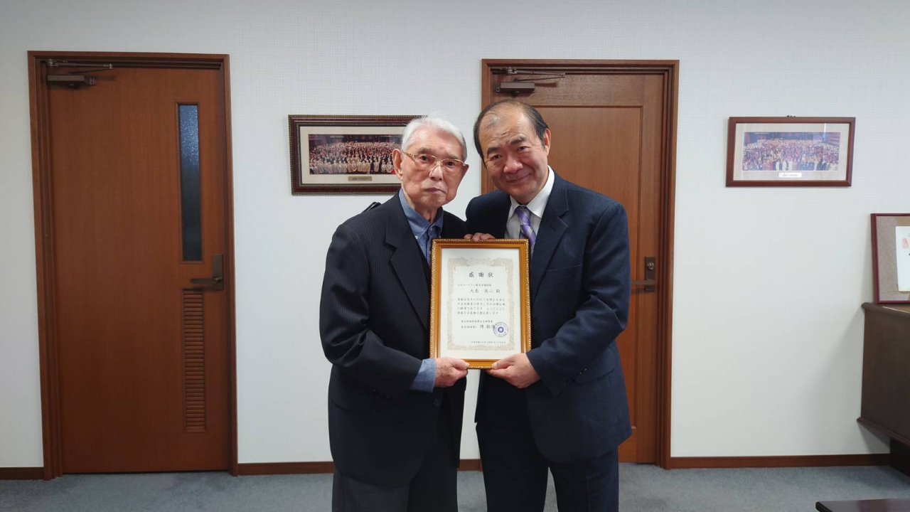 4月6日処長陳銘俊がRI社長代表大島英二に感謝状を授けた