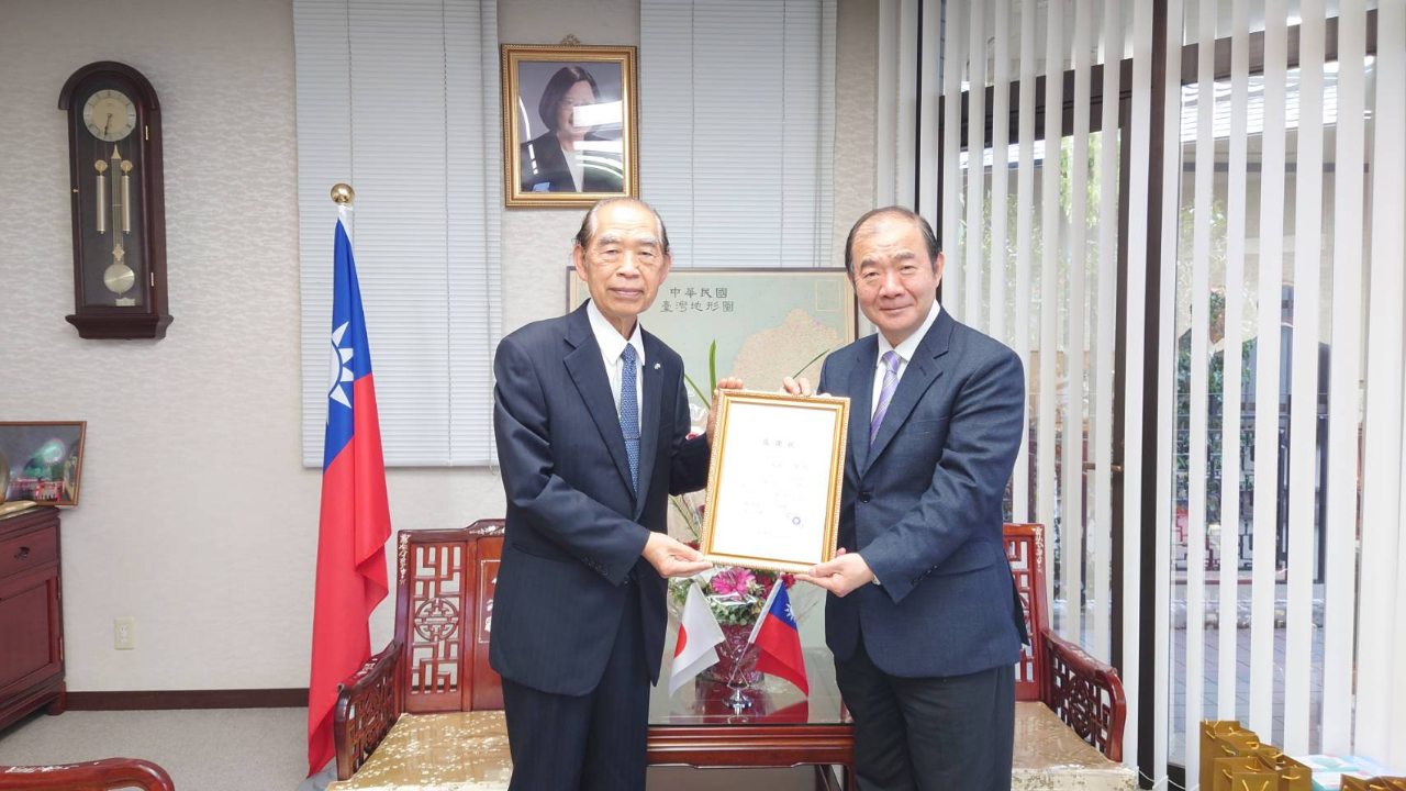 4月7日処長陳銘俊は菊陽町前町長後藤三雄に感謝状を授けました。16年間台湾と熊本に対するご尽力に感謝。