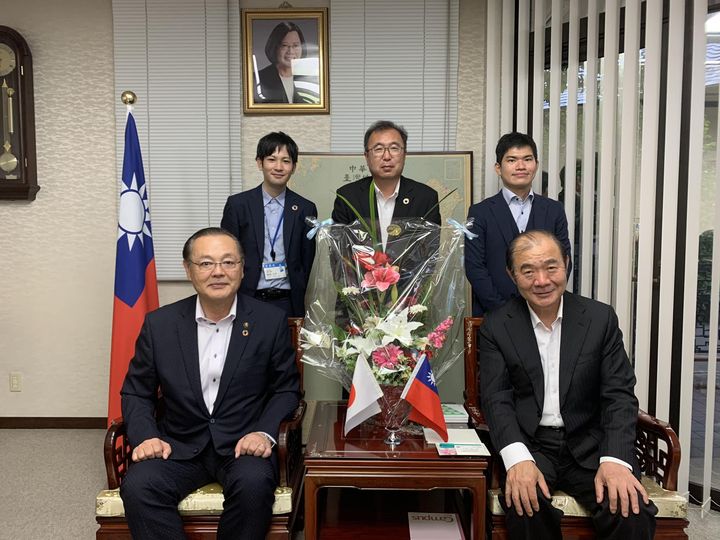 陳銘俊処長は7月4日水俣市長高岡利治一行と面会し、学校の交流について意見交換をした。