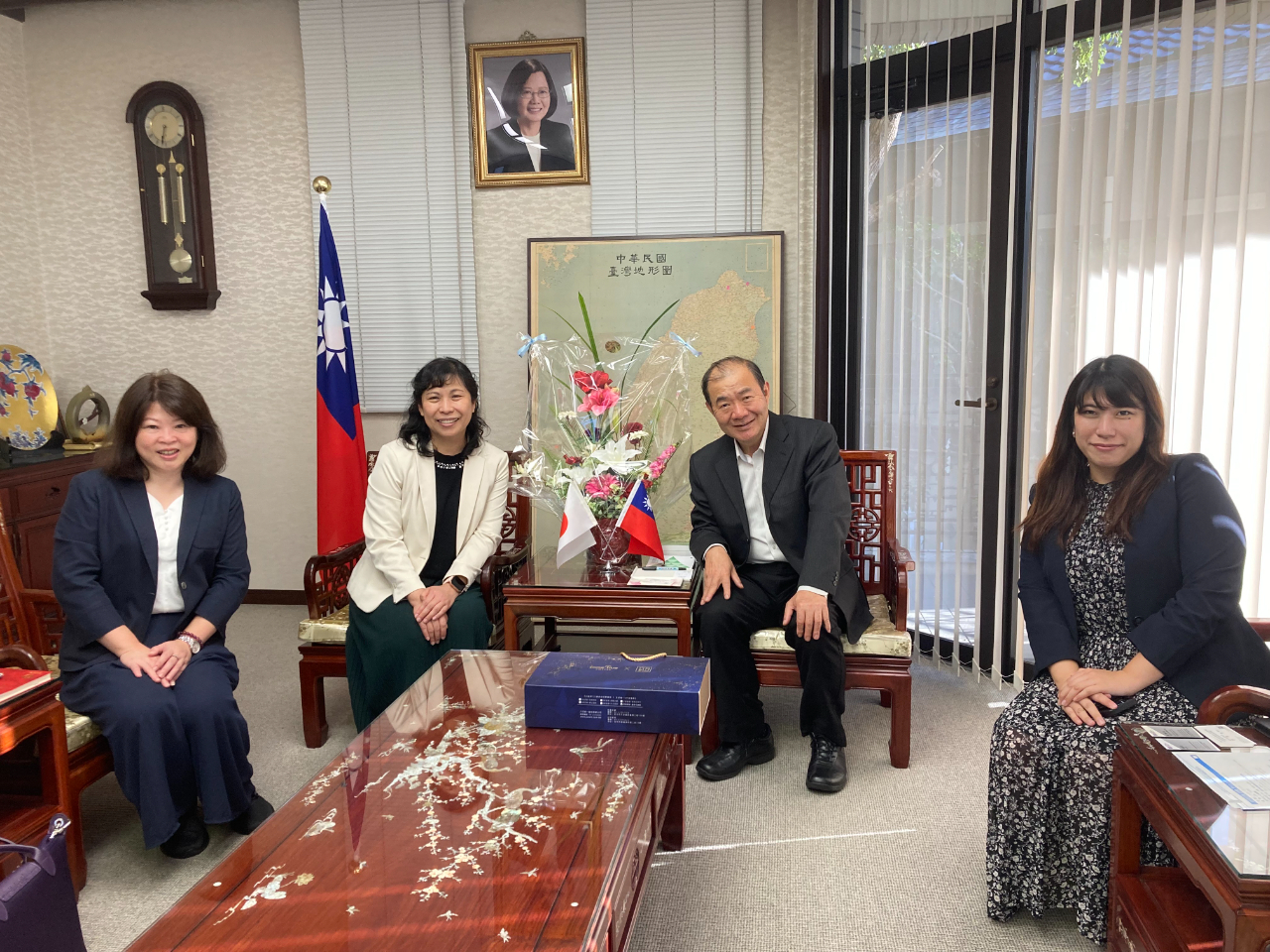 陳銘俊処長は10月12日日本台湾教育センター 郭艷娜 主任と面会。