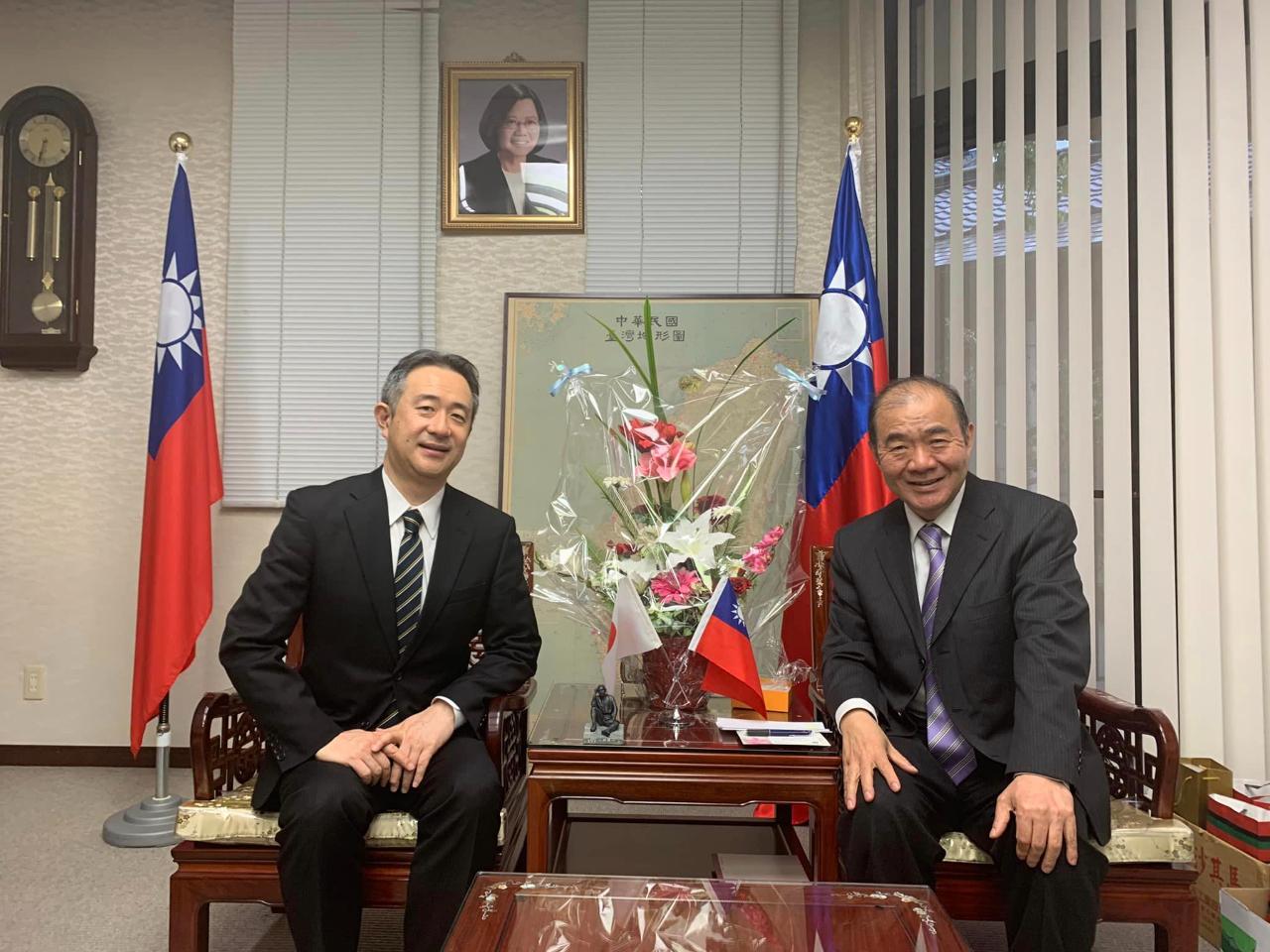 福岡銀行工藤章執行役員、グローバルソリューション部三溝尋紀部長と大山一平主任調査員一行は4月9日当処を表敬訪問。