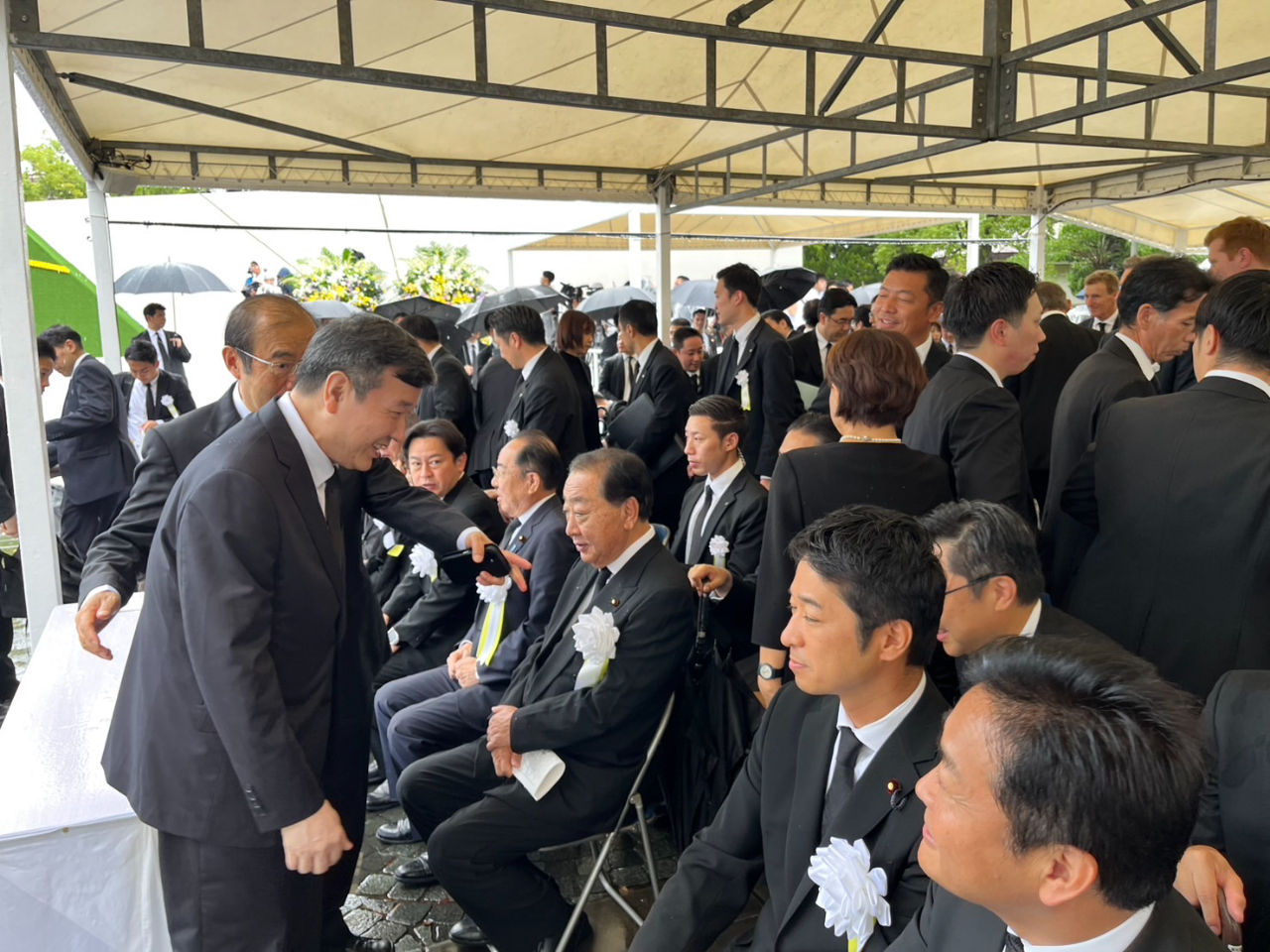 照片三:李代表向日本各黨代表致意