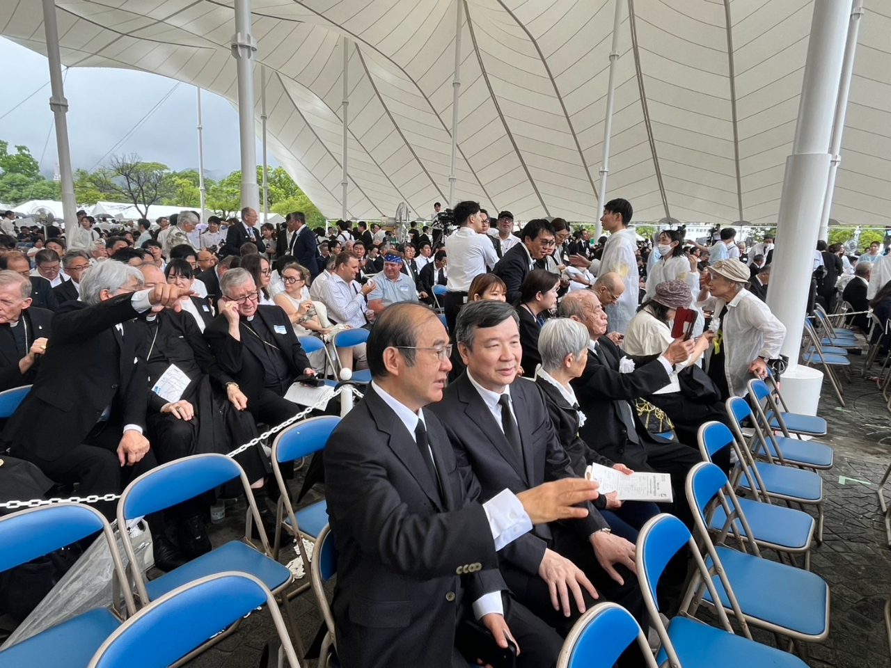 照片二:李代表(右),駐福岡辦事處長陳銘俊(左)