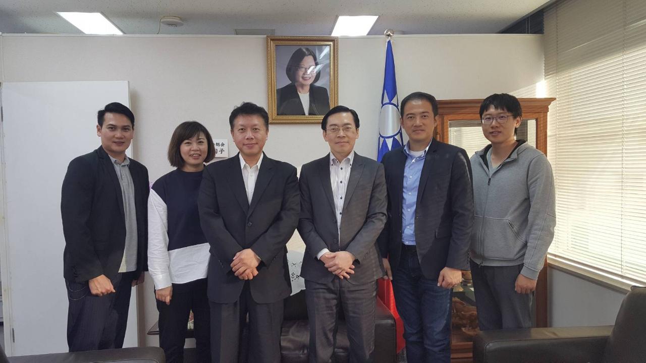 說明：中華民國台灣原住民族棒球運動發展協會黃宗安理事長(左1)、中琉文經協會陳秘書(左2)、琉球商工會會長吳啟源(左3)、范振國處長(右3)、中琉文經協會陳俊池理事(右2)、台東縣立體育場總務組長林威有先生(右1)