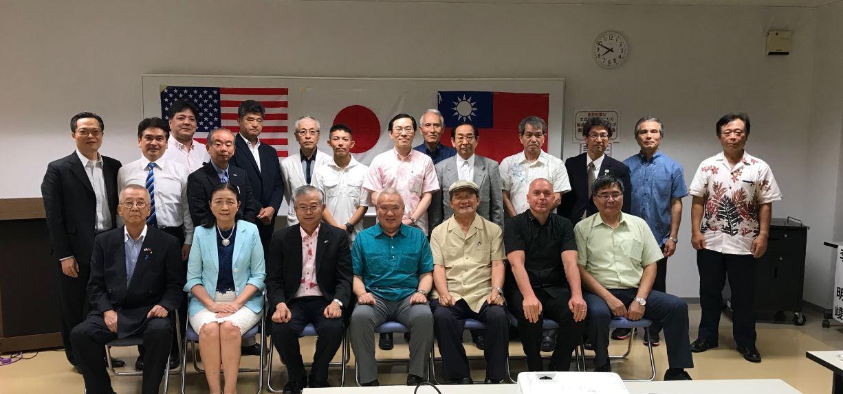 駐日本代表處蔡明耀政務副代表（前排左3）、駐那霸辦事處范振國處長（後排右6）、日本中華聯合總會會長新垣旬子（前排左2）等與會人士合影。
