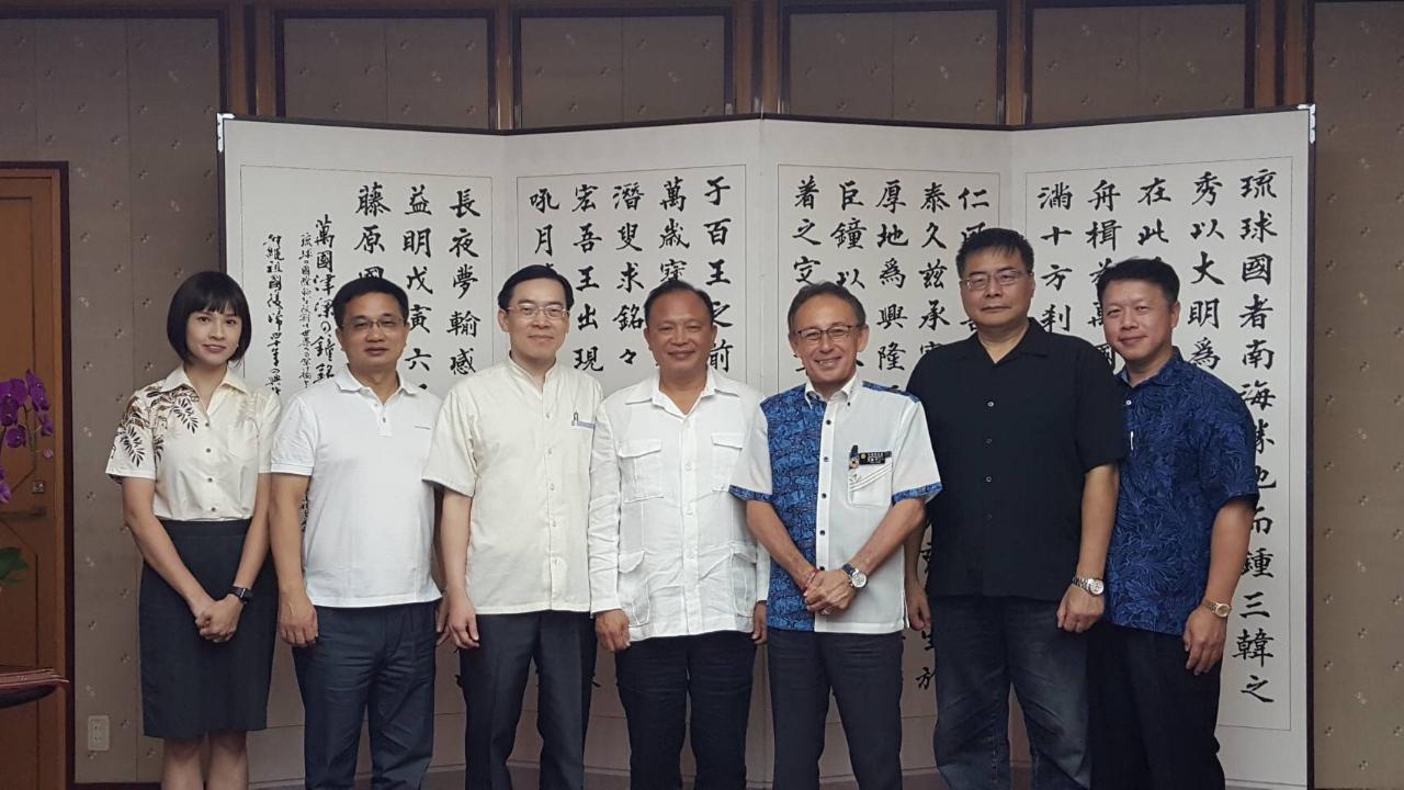 駐那霸辦事處范振國處長（左3）陪同台灣琉球協會林聰賢理事長（左4）暨該協會幹部拜會沖繩縣知事玉城康裕（右3）。
