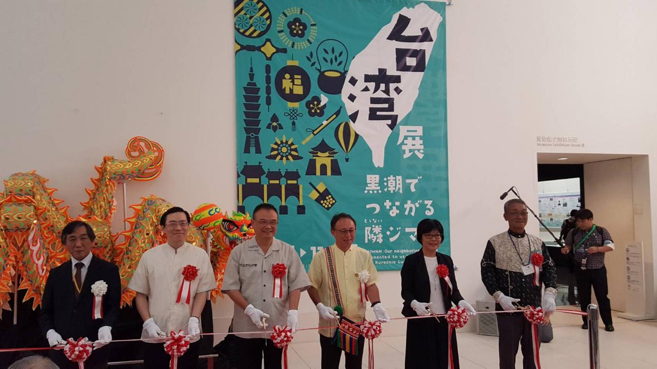 「台灣展」開幕剪綵儀式，剪綵來賓包括文化部蕭宗煌政務次長（左3）、駐那霸辦事處范振國處長（左2）、沖繩縣玉城康裕知事（右3）、台灣文化中心王淑芳主任（右2）、琉球華僑總會張本光輝會長（右1）、沖繩博物館田名真之館長（左1）。