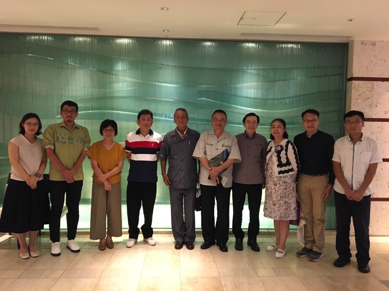 駐那霸辦事處范振國處長（右4）、邀請文化部蕭宗煌政務次長（右5）與沖繩僑領餐敘後合影。