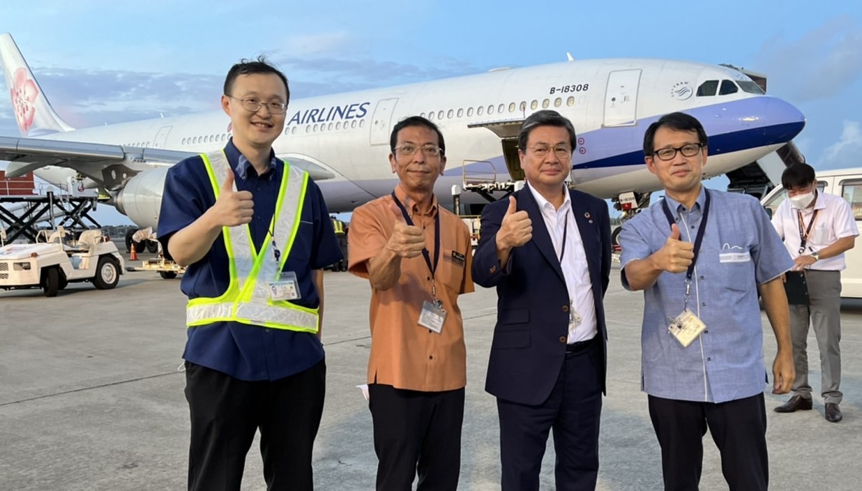 王總領事（右一）、ヤマト運輸社長室執行役員梅津克彦（右二）、沖繩縣商工労働部アジア戦略課課長前原秀規（左二）、中華航空那霸支店長魏麟孫（左一）。