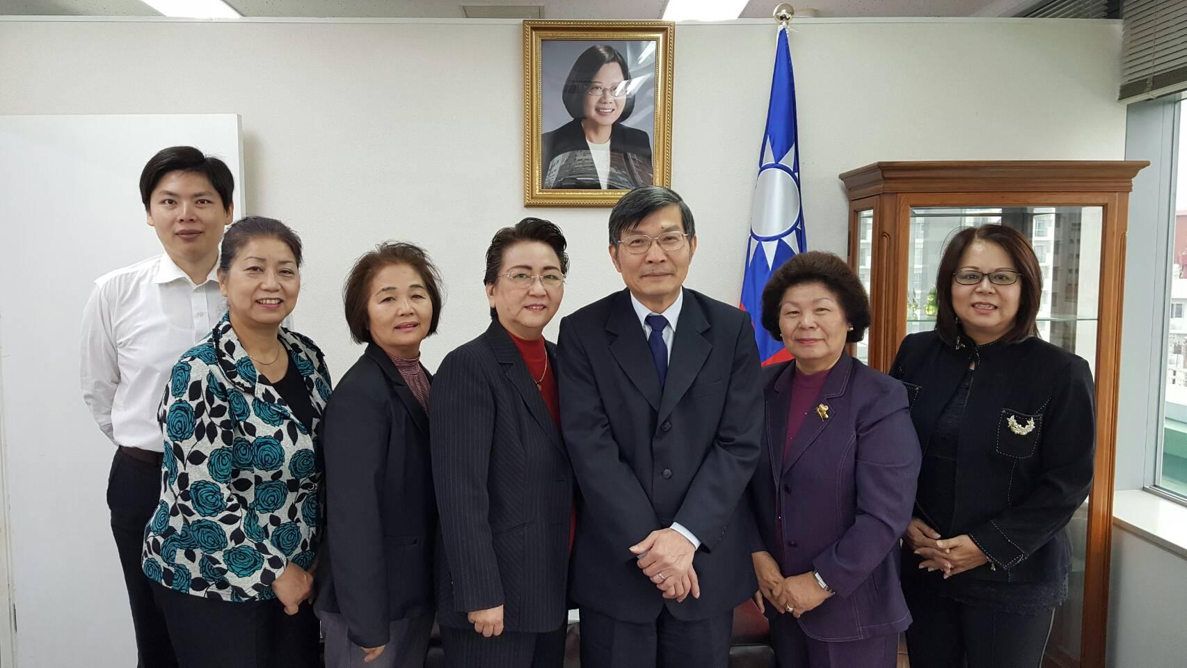 右2：中琉婦女会会長張本ユリ子さん