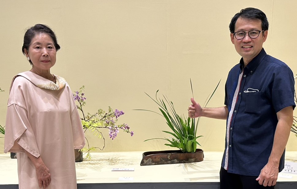 「いけばなインターナショナル沖縄支部」メンバー　座安直美様（左）