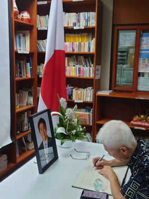 駐斐濟代表周進發至日本駐斐濟大使館簽名弔唁前首相安倍晉三